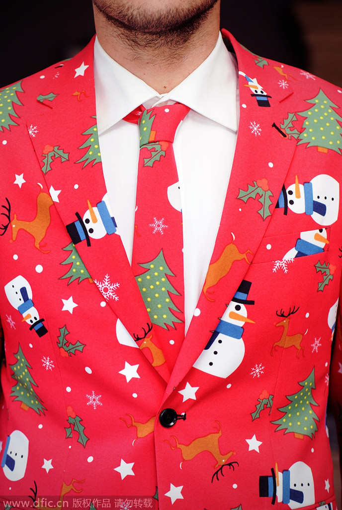 2014年12月6日报道（具体拍摄时间不详），美国网络零售商Shinesty推出一系列色彩鲜艳的圣诞套装，其恶俗程度绝对可以秒杀传统的节日服装。这一系列的套装上印有花花绿绿的圣诞树、麋鹿或雪人图案，保你走在路上可以赢得百分之百的回头率。Shinesty的联合创始人、27岁的美国商人Jens Nicolaysen表示，他是受近年来流行的丑陋圣诞装启发而推出这一系列的。