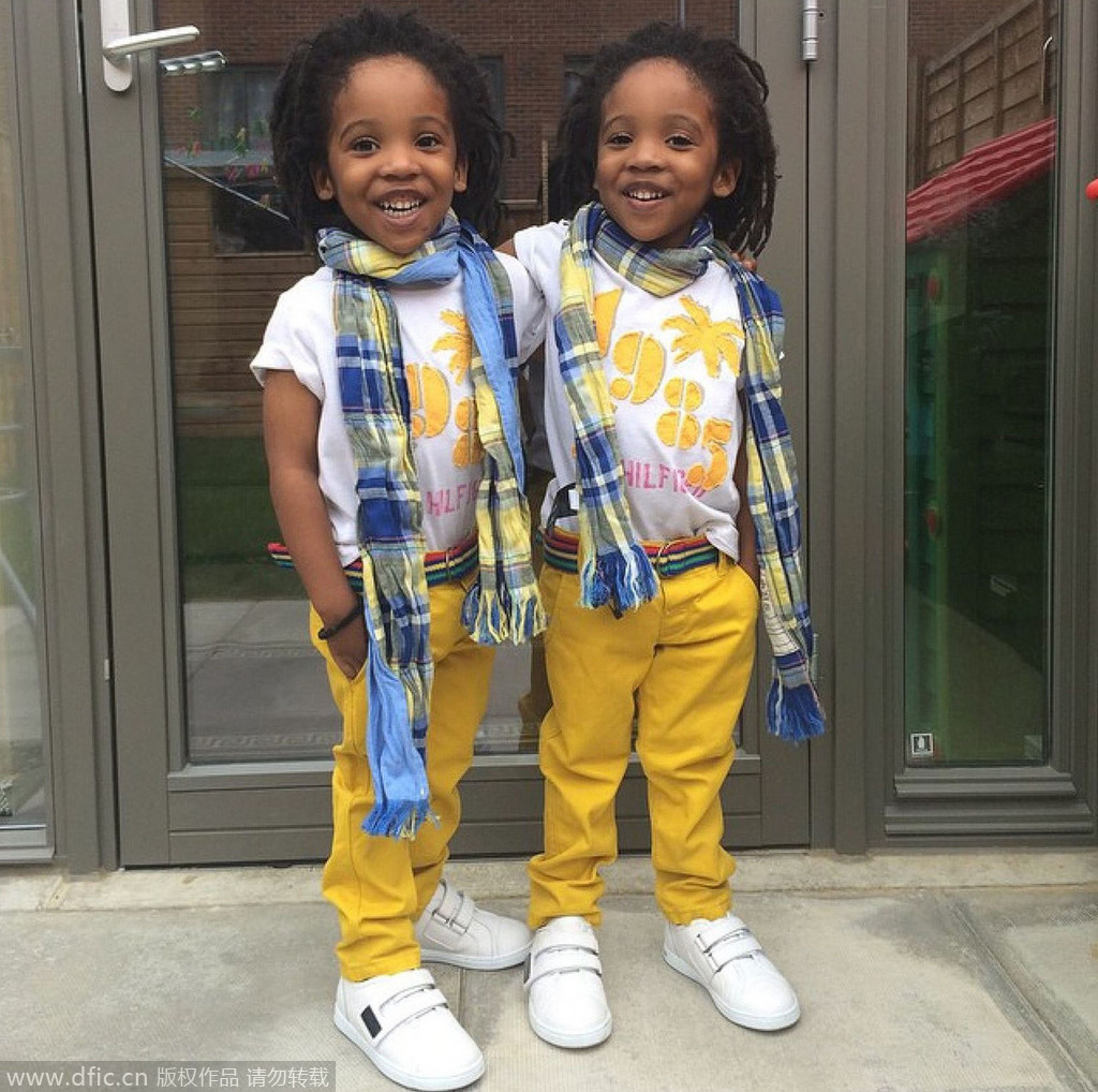 当地时间2014年10月8日报道（具体拍摄时间不详），英国伦敦，3岁大的一对双胞胎兄弟Michael和Daniel年纪小小就有超赞的时尚品味。现在他们的instagram页面上已经有32000多名粉丝，名字叫做“'Two Yung Kings” ，兄弟俩人平时就用“国王1号”、“国王2号”互相称呼。英3岁双胞胎兄弟穿衣超有范儿 互相以“国王”尊称 。