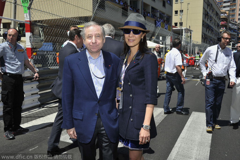 当地时间2013年5月26日，摩纳哥，杨紫琼携法国老公Todt观战F1，上身西装搭配短裙。