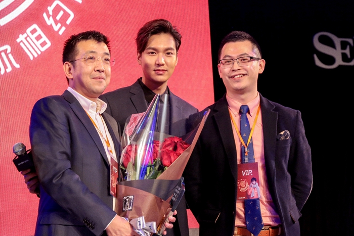 森马品牌总裁乐俊与代言人李敏镐一起为南京代理商颁奖。