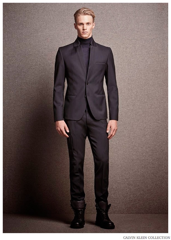 精致的剪裁，柔和的线条，优质的面料都展示了Calvin Klein Collection作为设计师精品的品味追求。Calvin Klein Collection的目的是让男士穿得优雅有型，拥有独一无二的品质。