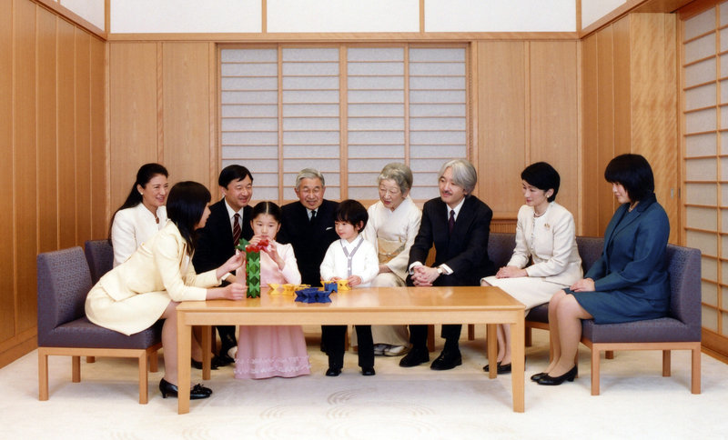日本宫内厅2009年12月16日发布了日本天皇夫妇全家为新年拍摄的官方合影。