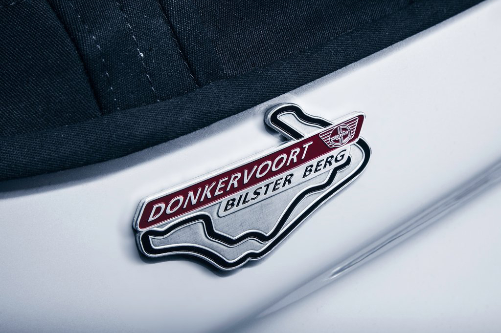 Donkervoort是一家来自荷兰的汽车厂牌，跟其他小众车厂一样，他们的最爱就是打造一些貌似不太实用，但又异常疯狂、让所有爱车人都疯癫的跑车，D8 GTO就是他们最新推出的型号。车型名称中的Blister Berg Edition，则是为了庆祝D8 GTO打破了Blister Berg赛道最快量产车圈速记录，从而推出的纪念版型号，限量14台发售，含税价格为十九万四千欧元，折合美元的话是23万。D8 GTO是2013年才推出的新品，相对于旧款的D8 270、D8 GT等老型号，主要在动力系统部分做出了升级，从过去的1.8T 270匹引擎更新为奥迪不轻易对外发布的2.5公升直列五缸涡轮增压发动机，普通的D8 GTO为340匹设定，而最新的这辆Donkervoort D8 GTO Blister Berg Edition则拿到了奥迪自家最新的、用于新版RS3上的设定的版本，最大功率达到了380匹马力。