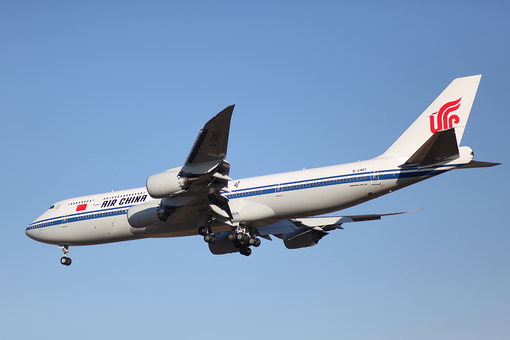 作为对竞争对手空中客车A380大型客机的回应，波音公司启动了新型波音747-8项目，型号定为747-8是因为与波音787所使用的多项技术联系紧密，这些技术都将融入这款新飞机。747-8项目包括747-8洲际型客机（Intercontinential Passenger）与747-8货机（Freighter）。波音747-8将采用波音787的技术，加强747的载客和载货能力，机身有两段地方共延长约5.5米，典型三级客舱布局下747-8客机比747-400多出了51个座位。装备波音787所使用的通用电气GEnx发动机，先进主机翼设计，提高燃油效率，改进运营经济性，航程14,816公里。747-8货机载货能力达到140吨。