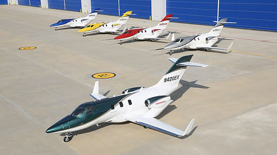 本田在2006年左右开始研发旗下首款私人飞机，在历经8年测试之后，也就是大约在2013年某个时候，开始量产这款飞机，现在已经进入交付前的测试阶段。这款来自本田的私人飞机搭载了GE本田HF120发动机，该款小型飞机将会在今年开始试飞。不过在此之前，这款飞机还需要进行一大堆的地面测试，以确保飞行安全。飞机的外观以珍珠蓝和珍珠白为主色调，辅以金色纹饰。据称客户可以在银色、红色、黄色以及蓝色之间进行排列组合。