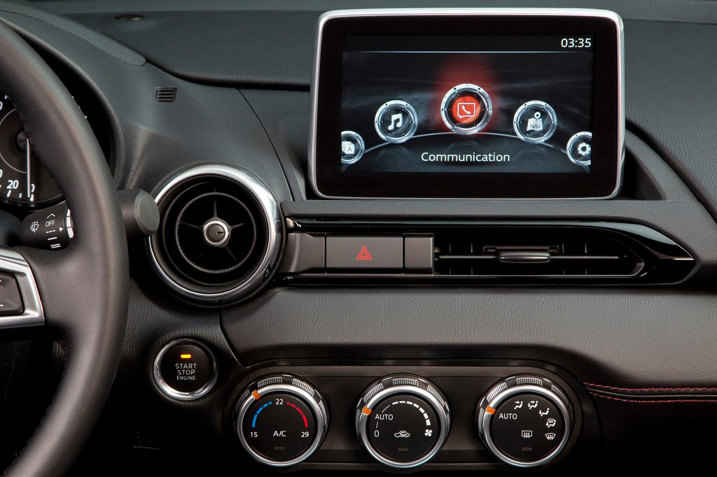 近日，马自达发布了全新一代MX-5跑车的官方图片，新车将于2015年上半年正式露面。新车采用了马自达“魂动”设计语言。外观方面，全新马自达MX-5线条丰富且饱满，采用全新设计语言的造型较老款车型更犀利。马自达MX-5是一款两座小型跑车，换代之后仍将走小巧的运动操控路线。内饰方面，全新MX-5也采用了全新的设计。操作区域更加简洁，整体样式更具运动风格。除了更加年轻激进的设计，新款马自达MX-5还将采用轻量化车身设计。新车的整备质量将会减重100kg，相比现款马自达MX-5(整备质量1176kg)将有本质改变。轻量化的车身理论上有助于提高车辆的操控性能，这对于MX-5这类主打运动性能的跑车而言十分重要。动力方面，马自达全新MX-5将采用创驰蓝天技术，有望搭载的是1.5L或2.0L发动机。值得一提的是，新车所使用的全新的车身底盘整体强度和碰撞安全性均将得到提升。