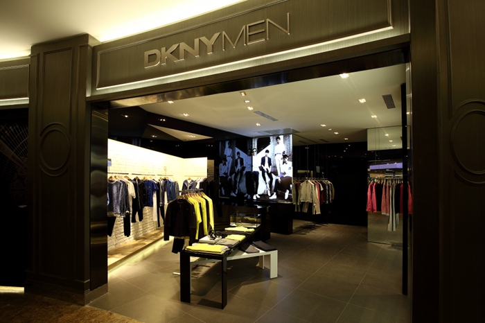 老佛爷百货位于声名显赫、地理位置优越的西单商业街，为面积88平方米的DKNY专卖店打造了完美的购物空间，店内陈列当季男装系列和配饰。