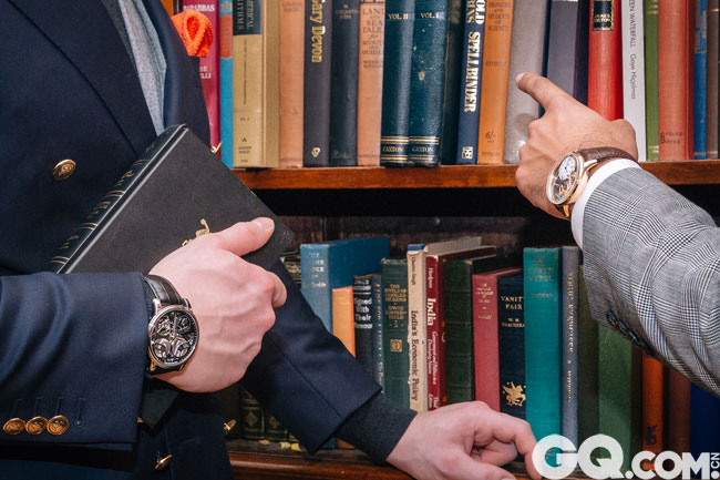 当Arnold&Son腕表遇到英伦最古老的图书馆，腕表的历史与古籍的沉香结合到一起，是历久弥新的时代感。