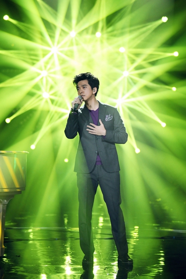 近日，李健身着Sandro 2014秋冬系列紫色羊绒毛衣出席歌唱比赛《我是歌手》节目录制。简约低调的用色与李健的优美歌声完美相应。
