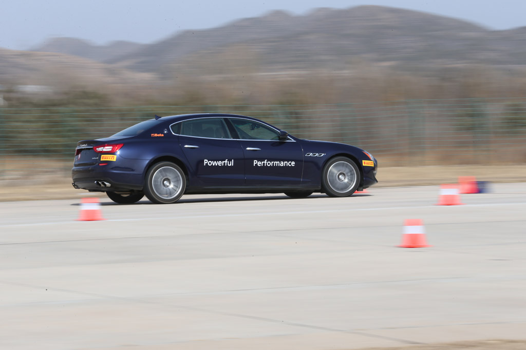 作为玛莎拉蒂旗舰车型系列的新成员，全新玛莎拉蒂Quattroporte S Q4总裁轿车采用V6双涡轮增压发动机和八速自动变速箱，搭配全新智能Q4全轮驱动系统，在强劲的动力、卓越的操控性基础上，进一步提升了新车型的安全性和全天候适应能力。玛莎拉蒂开发了属于自己的精密算法来实时监测数目繁多的车辆参数（例如：车轮滑转、转向及偏航角度、动力输出、车速、制动操作、ESP系统状态）以及车轮附着力与驾驶风格。通过处理这些数据，Q4系统能够使每个车轮的附着力达到最大化，从而实现最优化的车辆动态管理来随时应对各种道路状况。除了可以随时应对各种路况的全天候适应性，全新Quattroporte S Q4总裁轿车仍延续了总裁系列轿车的完美操控体验，可以媲美超跑的高性能在同级轿车中出类拔萃。全新Quattroporte S Q4总裁轿车配备的是全新V6双涡轮增压发动机，它由玛莎拉蒂动力部门自行研发设计，并由法拉利公司在马拉内罗进行生产。全新V6双涡轮增压发动机与V8发动机共享了大多数核心部件，它可在5500 rpm产生301 kW（410 CV）的最大功率，同样能够提供极为强悍的驾驶体验，特别是在1500 rpm至5000 rpm的转速范围内，它可平稳提供高达550 Nm的扭矩。
