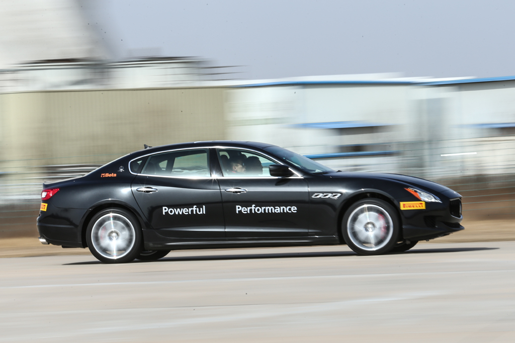 作为玛莎拉蒂旗舰车型系列的新成员，全新玛莎拉蒂Quattroporte S Q4总裁轿车采用V6双涡轮增压发动机和八速自动变速箱，搭配全新智能Q4全轮驱动系统，在强劲的动力、卓越的操控性基础上，进一步提升了新车型的安全性和全天候适应能力。玛莎拉蒂开发了属于自己的精密算法来实时监测数目繁多的车辆参数（例如：车轮滑转、转向及偏航角度、动力输出、车速、制动操作、ESP系统状态）以及车轮附着力与驾驶风格。通过处理这些数据，Q4系统能够使每个车轮的附着力达到最大化，从而实现最优化的车辆动态管理来随时应对各种道路状况。除了可以随时应对各种路况的全天候适应性，全新Quattroporte S Q4总裁轿车仍延续了总裁系列轿车的完美操控体验，可以媲美超跑的高性能在同级轿车中出类拔萃。全新Quattroporte S Q4总裁轿车配备的是全新V6双涡轮增压发动机，它由玛莎拉蒂动力部门自行研发设计，并由法拉利公司在马拉内罗进行生产。全新V6双涡轮增压发动机与V8发动机共享了大多数核心部件，它可在5500 rpm产生301 kW（410 CV）的最大功率，同样能够提供极为强悍的驾驶体验，特别是在1500 rpm至5000 rpm的转速范围内，它可平稳提供高达550 Nm的扭矩。
