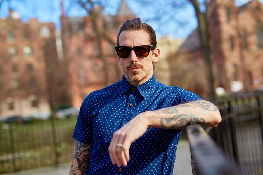 纽约街头品牌3sixteen，本季推出的男装型录以蓝色为主，有夏日蓝天的清澈感，但选择较深的蓝色也体现出成熟的气质。3sixteen对于品质的追求，与对时尚的追求并重，旨在打造高质量的男装。