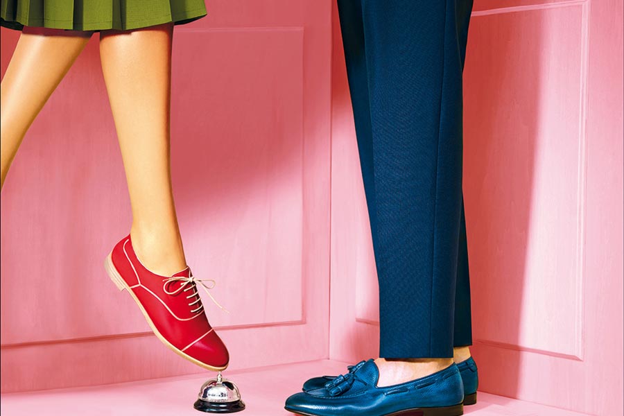 奢华鞋履品牌Fratelli Rossetti是由两兄弟在时尚之都米兰建立，60多年的时间，让Fratelli Rossetti成为了鞋履中品质与风格的代名词。本季的型录中，可以看出鞋履是主角，丰富的色彩与光泽感的结合，营造出渐变的效果，更像是欣赏一场艺术展。