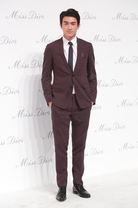 著名男星林更新身穿Dior Homme 2015 秋季系列出席迪奥小姐艺术展