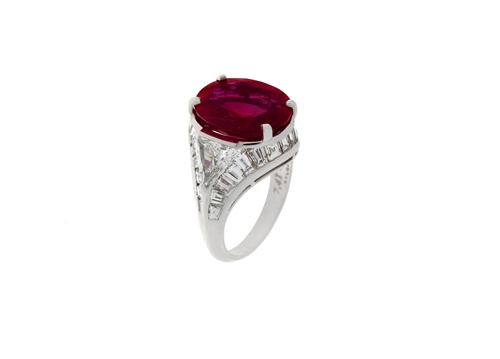 BVLGARI 宝格丽高级珠宝戒指，白金镶嵌钻石与红宝石。
