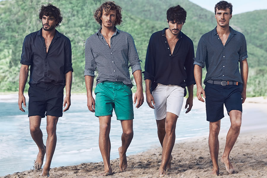 H&M本季的沙滩度假主题型录，四个肌肉大帅哥，并排走在沙滩上，气势逼人。色彩丰富的沙滩裤，给人带来假期的多彩心情，休闲款的衬衣，从解开的扣子中隐约露出肌肉，性感迷人。