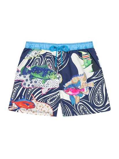 ETRO 2015男士沙滩裤舒适又有型。生动的图案和热烈的色彩彰显男性的活力和夏日的激情。除了自由组合的经典佩斯里图案，设计师还运用其天马行空的想象表达出夏日热烈明媚的色彩，具象的多彩海洋生物更是增添了裤装的趣味、新鲜感。奔跑在活力的海岸，在浅海进行动感的冲浪，或只是悠闲行走在晌午的街道，醒目的色彩时刻都让你成为吸睛的风景线。