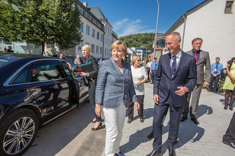 德国时间2015年8月26日下午，德国总理安吉拉‧默克尔（Angela Merkel）和萨克森州州长斯坦尼斯拉夫‧提里希（Stanislaw Tillich）到访格拉苏蒂镇，为朗格全新表厂主持揭幕仪式。这栋大楼设有两翼，为品牌的传统制表工艺提供先进和完善的工作环境。
