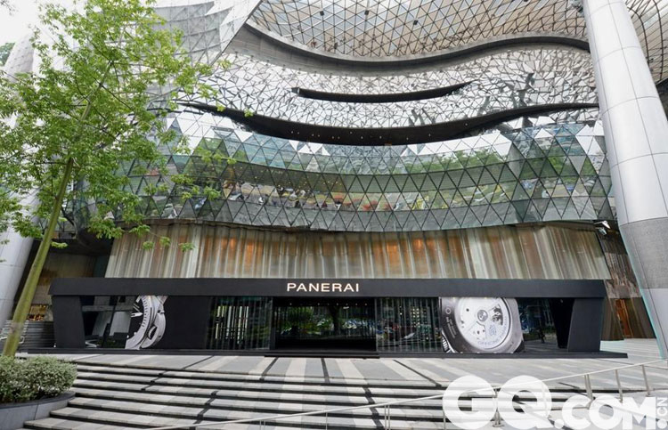 新加坡，2015年8月27日 ─ 意大利高级腕表制造商沛纳海昨日为「History and Legend」展览揭幕。展览位于沛纳海新加坡专卖店所在的IONOrchard 购物中心，展期至2015年9月6日，提供宝贵机会，让腕表爱好者亲身发掘品牌丰富的历史传统，并欣赏一系列代表沛纳海不同时期的腕表
杰作。
参观者可穿越时空，见证于1930、1940及1950年代时期，沛纳海腕表经典设计诞生的来龙去脉，并欣赏与原型尺寸相同的「慢速鱼雷」 - Siluro a Lenta Corsa (S.L.C.)（长7.5米，直径0.53米）模型。首艘S.L.C. 于1938 年由两位意大利海军Genio Navale（海军工程师）队长Teseo Tesei及Elio Toschi 设计，以配合勇敢的突击队于水底执行危险任务。当时，意大利海军突击队身穿厚重的「Belloni」潜水衣连橡胶面罩，内置氧气呼吸装置及含碱石灰的紧急人工呼吸器；后者可吸收二氧化碳，阻止呼气时因气泡