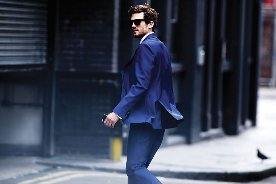 Austin Reed是1900年创建的一个英国经典服装品牌，成为几代英国王室喜爱的品牌。本季推出的秋冬男装系列，继续采用天然细腻的材质、精致考究的做工，经典的蓝色与黑色西服，更能凸显绅士的沉稳优雅的气质、温文儒雅的风格。