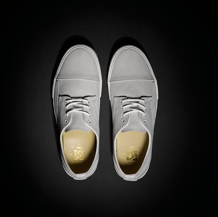 继七月推出Mister Cartoon设计后，Vans将在9月25日再度为您呈现Luke Meier设计产品。 Luke Meier 拥有个人男装品牌OAMC，该品牌旨在将高端时尚风格与街头感觉相融合。Meier这次选用Seylynn“S”鞋型，在鞋身采用全白绒面革材质，令具有滑板特征的鞋款呈现出优雅的精致感觉。