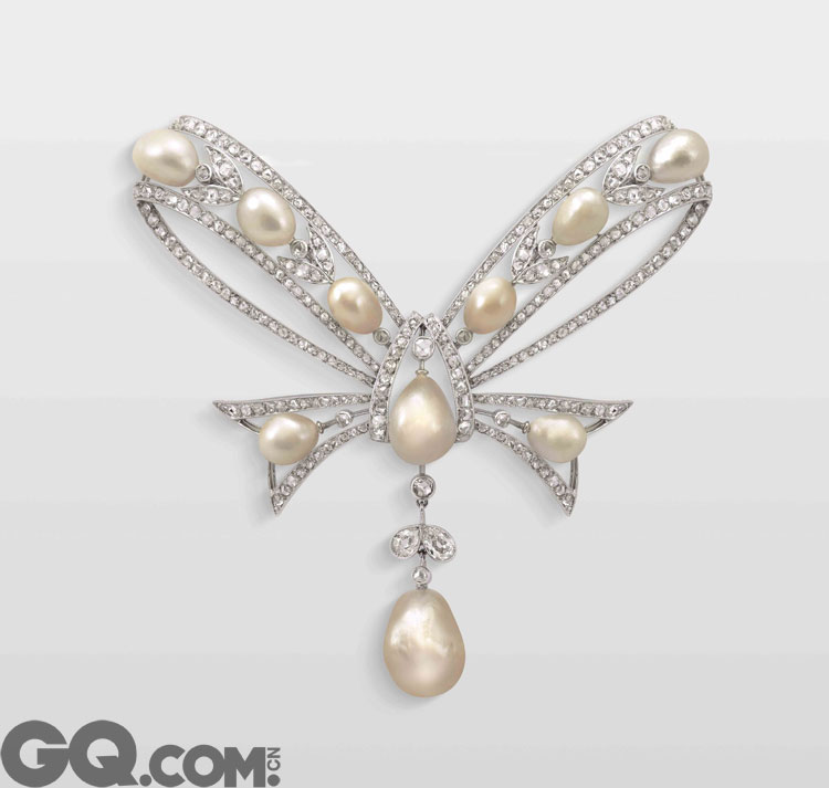 铂金底座镶嵌钻石与不规则天然珍珠，同样由Joseph Chaumet约瑟夫•尚美先生创作于1910年间。这枚胸针原为11世纪法国显赫贵族La Rochefoucauld家族所定制，并于近代由CHAUMET收藏于品牌博物馆内。