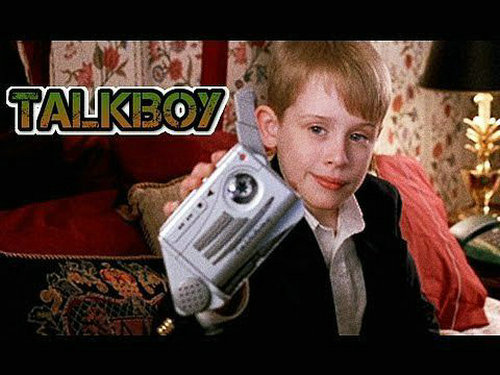 NO.1 Talkboy
从欧美电影中找到最新潮流的数码产品是年轻人的一大乐趣，当年《小鬼当家》热播，每个怀有童心的人都想要一台Talkboy。而有Talkboy在手的，则会不停的录制和播放声音，他们的声音被加速或者放慢播放后显得十分搞笑，不仅娱乐了自己还让周围的人十分羡慕。
