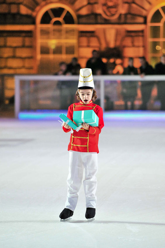蒂芙尼利用圣诞树亮灯仪式在全球范围内进行慈善捐助。40英尺高的圣诞树曾树立在香港的多个公共广场或空间之上，用以资助Make-A-Wish Foundation；在墨西哥城，通过Gilberto Association提供教育机会和住房协助；在伦敦，蒂芙尼赞助了SomersetHouse溜冰场，圣诞树上的装饰物灵感源自家族祖传臻宝、铃铛和冰凌，蒂芙尼蓝色礼盒点缀其中。