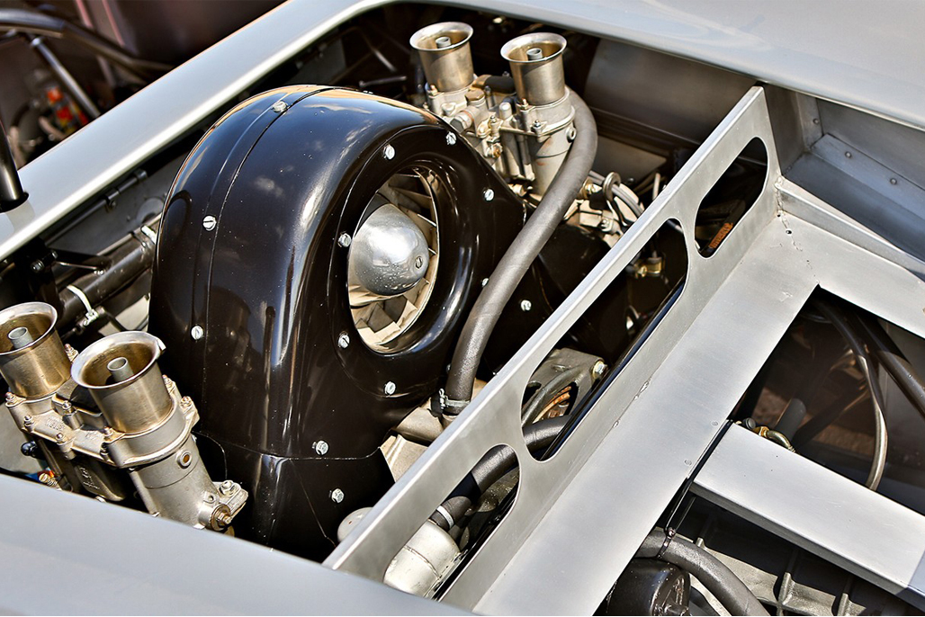 作为保时捷的主力比赛车型，保时捷718曾依照不同规格的赛事被改装成不同样式，其中1957年开始参加F2；在1962年保时捷804问世之前客串了一年F1赛车；同年718 RS 61获得了欧洲山地爬坡冠军；1963年，718 GTR Coupe赢得了的Targa Florio赛事……718简直就是保时捷在赛车领域的金子招牌。