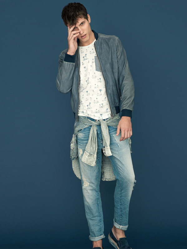 意大利牛仔品牌Gas Jeans邀请男模Adrian Cardoso合作推出春季男装型录。以永不过时的牛仔打造干净、精致的风格，夹克衫、牛仔裤、以及牛仔衬衫，清雅的色彩，少了随意不羁，多了几分儒雅。