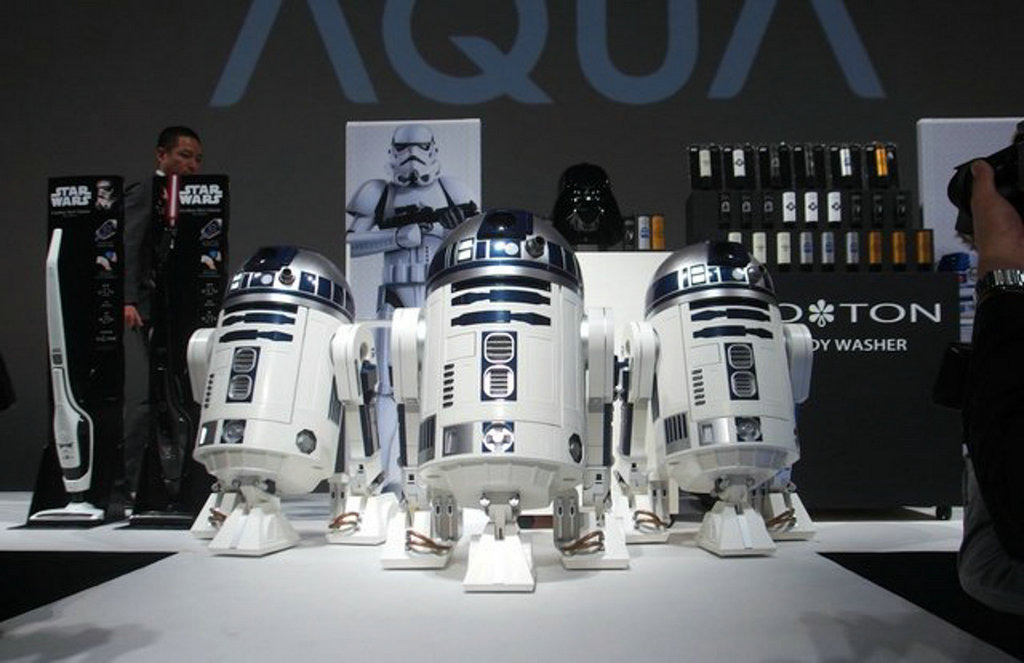 NO.4海尔R2-D2冰箱
冰箱？我不是在搞笑，请看看这些小家伙们吧！是不是翻版的星战机器人？这个小家伙可不简单，星战R2-D2造型，机器人的核心装置，冰箱的贴心功能，上万元的售价……无一不在展示着它的特殊之处。想想用手机app为R2-D2发送拿杯可乐的指令，然后一个钢铁家伙缓缓走来打开舱门冒出白雾露出可乐，这种吸引力堪称诱惑无比。
参考售价：55589元

