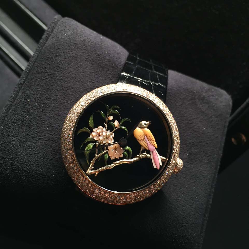 Chanel非凡珍品系列的腕表犹如艺术品，雕金工艺制作的表盘，其绘图灵感来源于Chanel女士本人最喜欢的收藏-中国屏风。Chanel以精湛的制表工艺向其代表的时装与珠宝领域致敬，其东方屏风表盘腕表更具收藏价值。