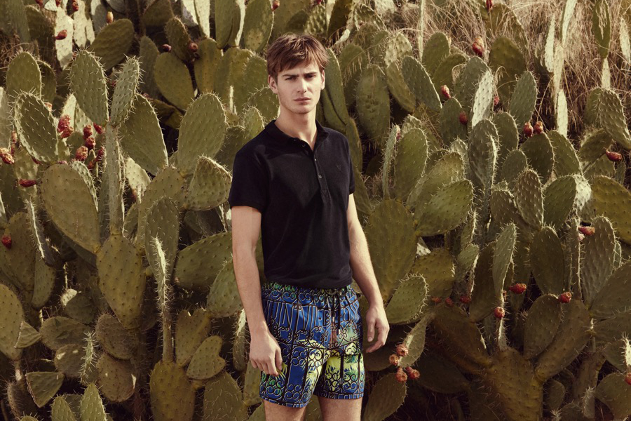 Vilebrequin 携手英国男模Ben Allen推出2016夏秋男装型录。灵感来自于1970年代的摩洛哥风格，想象音乐家与自由的灵魂从异国旅行中寻找灵感。其乐融融的一家三口，穿着有趣印花的沙滩裤，五颜六色的色彩带给人无穷的欢乐。