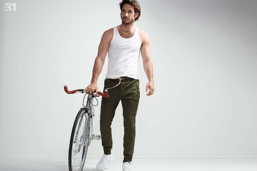 Simons LE 31继军装风之后，又推出了充满男子气概的绿色休闲男装系列。从热带元素印花衬衫，到轻质派克大衣与时尚慢跑裤，年轻活力，同时也充满了夏季的气息。以单车为道具，体现着运动的朝气。