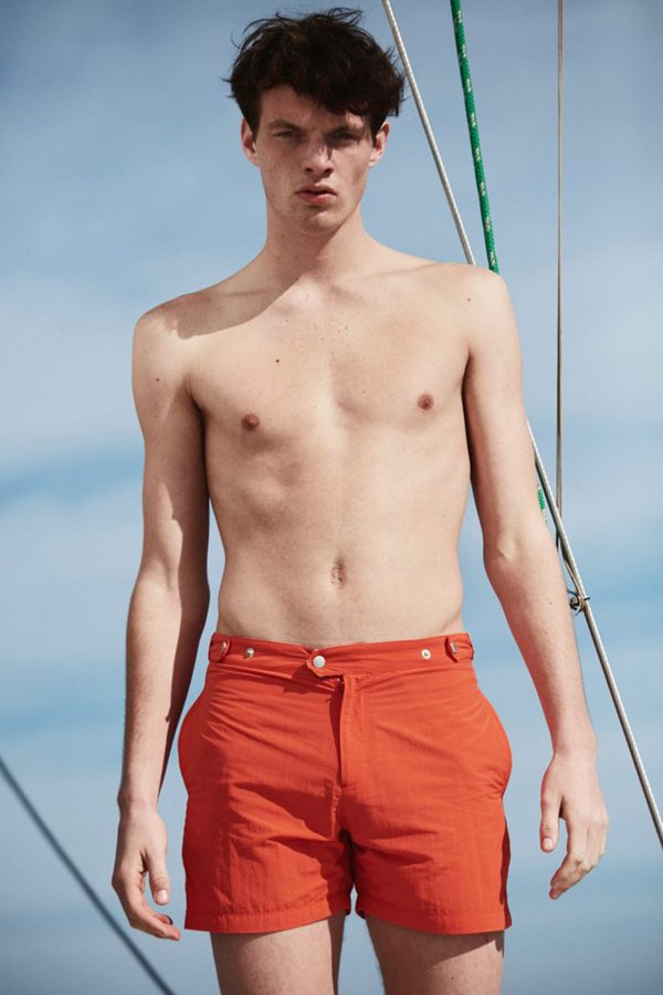 Solid & Striped推出男士泳裤系列，纯色的设计简约而百搭，搭配宽松的休闲款衬衫，显得慵懒。橘色的阳光、白色的纯净、军绿色的沉稳、以及蓝色的时尚，用这些色彩来丰富夏日的衣柜吧。