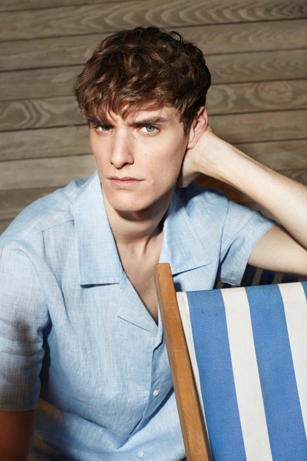 西班牙品牌Fox Haus推出了最新广告大片，主打夏季休闲装。男模Damien Vernieuwe性感而慵懒的神态，穿着轻薄透气的短袖衬衫和沙滩裤，一派度假的姿态。