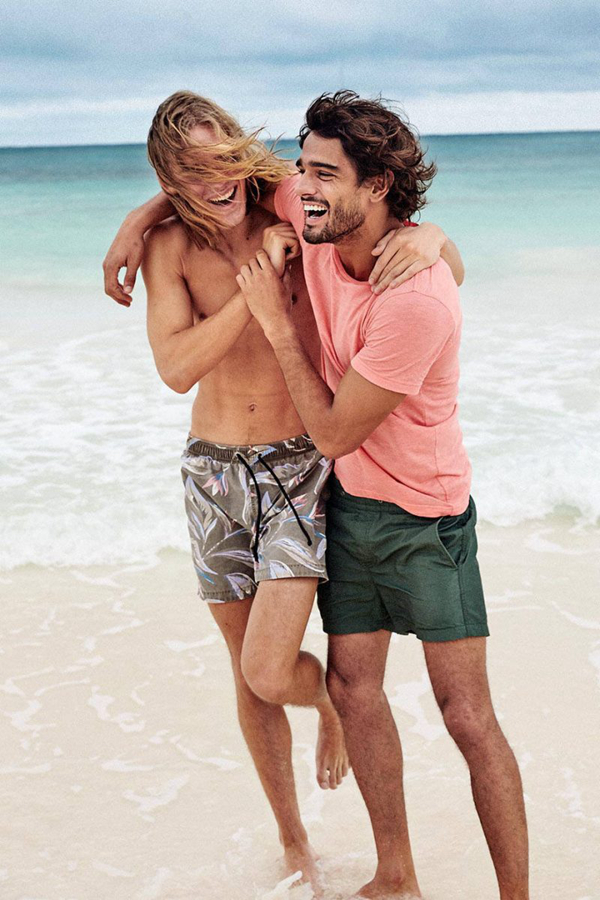 充满了夏日狂欢气氛的H&M最新夏季广告大片，带来了清爽的风。碧海、白沙、冲浪，是完美的夏日，印花短裤、粉色T恤，“骚气”十足。当然，也有低调的纯色沙滩裤，给这个夏季带来了各种口味的时尚。