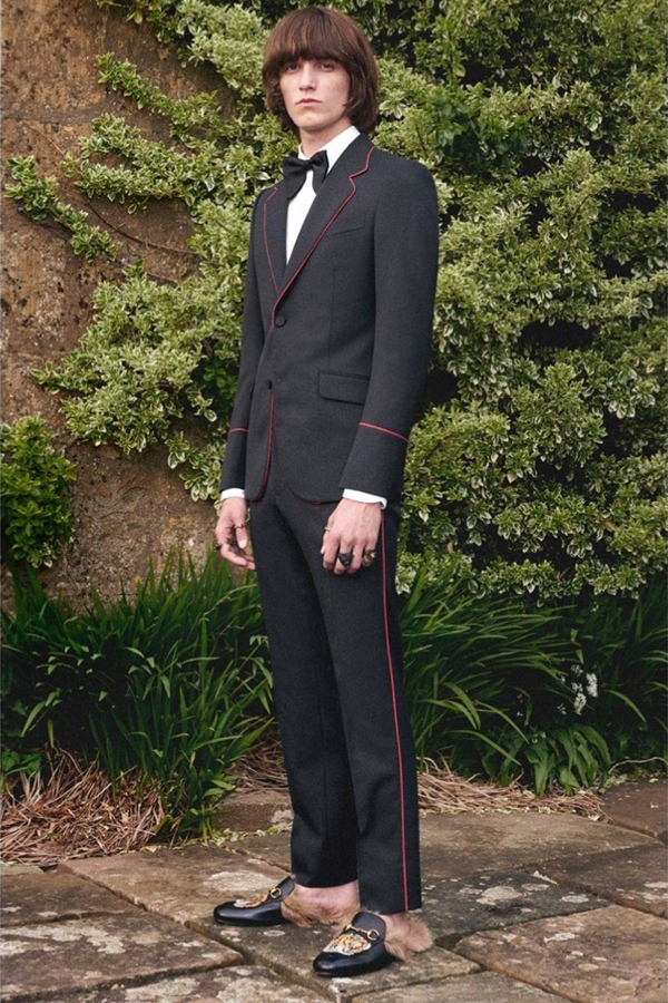 Gucci 2017男装型录的第二个系列为西装系列。Gucci的创意总监Alessandro Michele说，这一切源于他对于英国非比寻常的热情，他尝试将他脑海中的想象描绘出来，这与英国人的审美非常相似。他将画片的拍摄地选择在英国格罗斯特郡艺术气息极其浓郁的Hilles House，与本系列的男装的风格完美的契合。