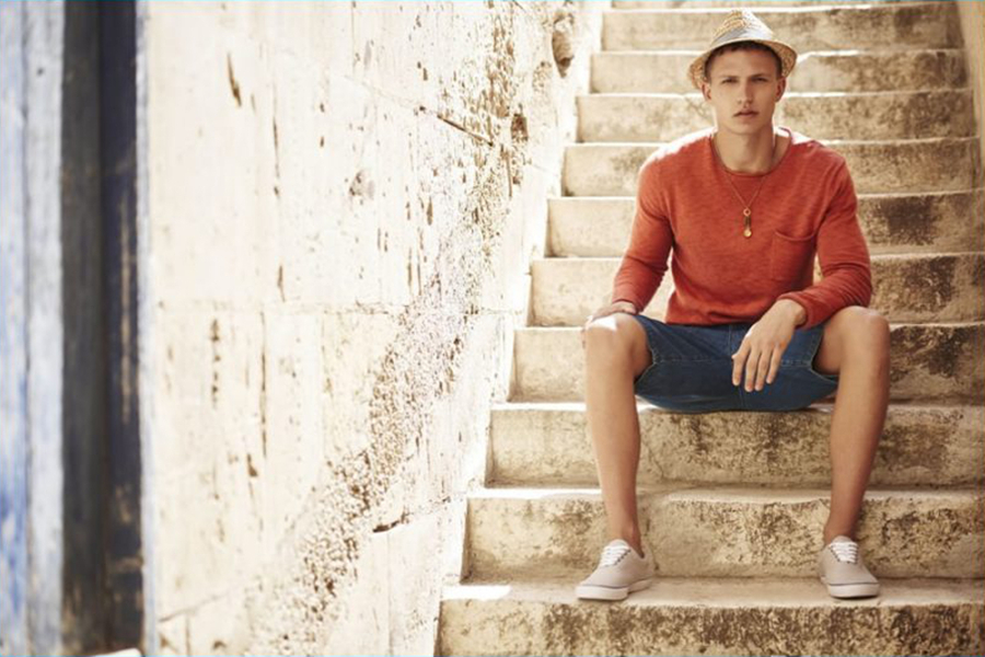 River Island在盛夏之际来到马耳他拍摄最新广告大片。Zakaria Khiare与Nathaniel Visser像是享受着一场度假的氛围，印花T恤、彩色夏季短裤，这些代表着夏季的元素依然充满吸引力。穿梭在石梯街道，或是礁石海滩，城市的魅力与时装的风尚，交汇融合。