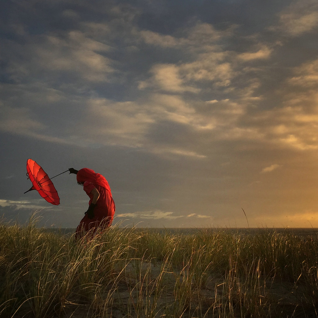 来自美国的 Robin Robertis及其作品《She Bends with the Wind》获得年度摄影师二等奖。“我当时在科德角参加一个 iPhone 讲座，并和一位亦师亦友的同伴重聚。我们一起出门拍摄美丽的日落。我在旅行时往往会带几件东西，其中一件就是这把动人的红伞。在别人拍摄日落和美丽的风景时，我喜欢拍摄这些场景中的人。“