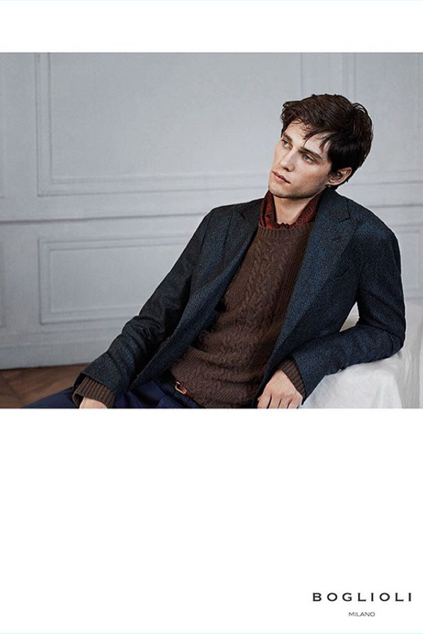 意大利品牌Boglioli邀请英国男模Luke Powell参与了2016秋冬广告大片。经典的男士西装，搭配羊毛毛衣与格子衬衫，抑或是长款风衣搭配高领毛衣，处处充斥着秋季的元素，具有秋季特色的格子别有一番韵味。