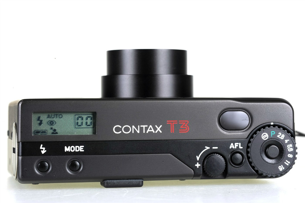 NO.4 Contax T3
Contax T3是目前比较热门的一款袖珍相机体积小巧方便携带的PS机器，仅比烟盒大一点的尺寸，小巧便携，一上市就受到摄影爱好者和收藏者的欢迎。Contax T3外观虽没有前几款那么精致，看起来也更加普通，但不出众的外观却更加凸显了其优异的成像性能。
