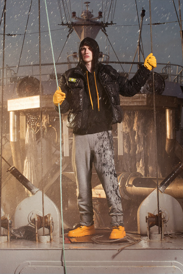 Moncler推出了新副线品牌Moncler O的2016秋冬男装型录。受到渔夫的启发，设计出航海风格的服装。宽大的夹克衫与羊毛衫，打造了休闲又低调的形象。逼真地还原了渔船作业的场景，散发着生活气息，又兼具时尚感。