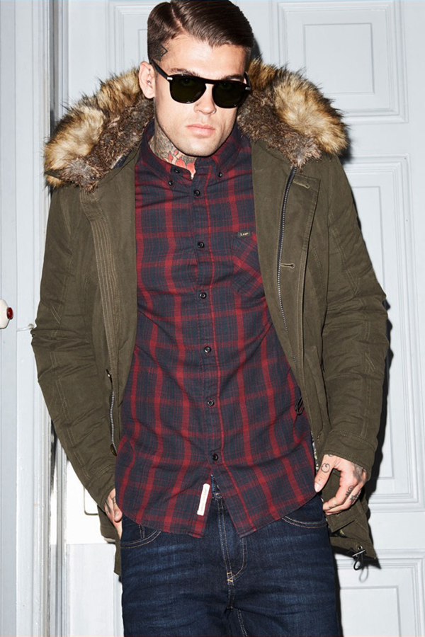 男模Stephen James 为Theo Wormland2016秋冬广告大片，扮演了一个叛逆男孩的形象，炫耀着他的鼻洞、耳洞与纹身。服装的设计既具有实用性，又有独特的风格。实用性强的夹克衫，搭配修身牛仔裤，率性而随意。