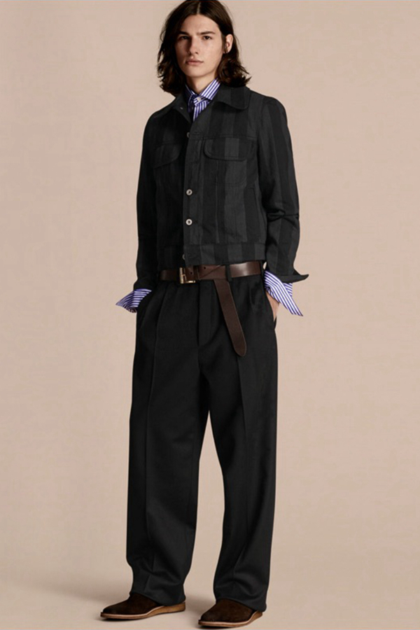 Burberry在伦敦时装周期间，推出了最新Runway系列男装。服装灵感来源于英国女作家弗吉尼亚·伍尔夫的小说《奥兰多》，南希·兰卡斯特的颓废感，以及园林设计。打造出“花花公子”的形象，荷叶边的上衣，灯笼袖，睡衣风格的宽松服装，设计充满创意。