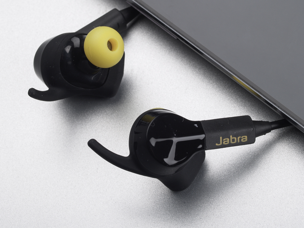 NO.4 Jabra Pulse Sport 运动蓝牙耳机
对于很多专业的运动达人来说，运动时的各种身体参数是很重要的，特别是心率的变换情况。捷波朗Jabra推出的Jabra Pulse Spor就具有测心率的功能，所以可以边听歌边测心率，如果下载相应的APP还可以显示运动的速度和距离，根据数据进行语音指导，可以进行更加科学合理的运动。
参考价格：1599元
