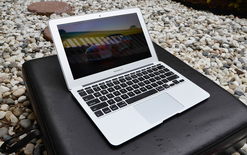 NO.4 MacBook Air也不能少
关于MacBook Air的消息网上流传的很少，可能不会有大的更新，毕竟上次发布的MacBook已经变的更加轻薄。如果有新动作的话， 2016 款 MacBook Air 应该还是在硬件上的更新，比如使用第六代的 Skylake处理器芯片，接口等细节和 MacBook Pro 统一，采用支持 Thunderbolt 3 的 USB Type-C 接口等。
