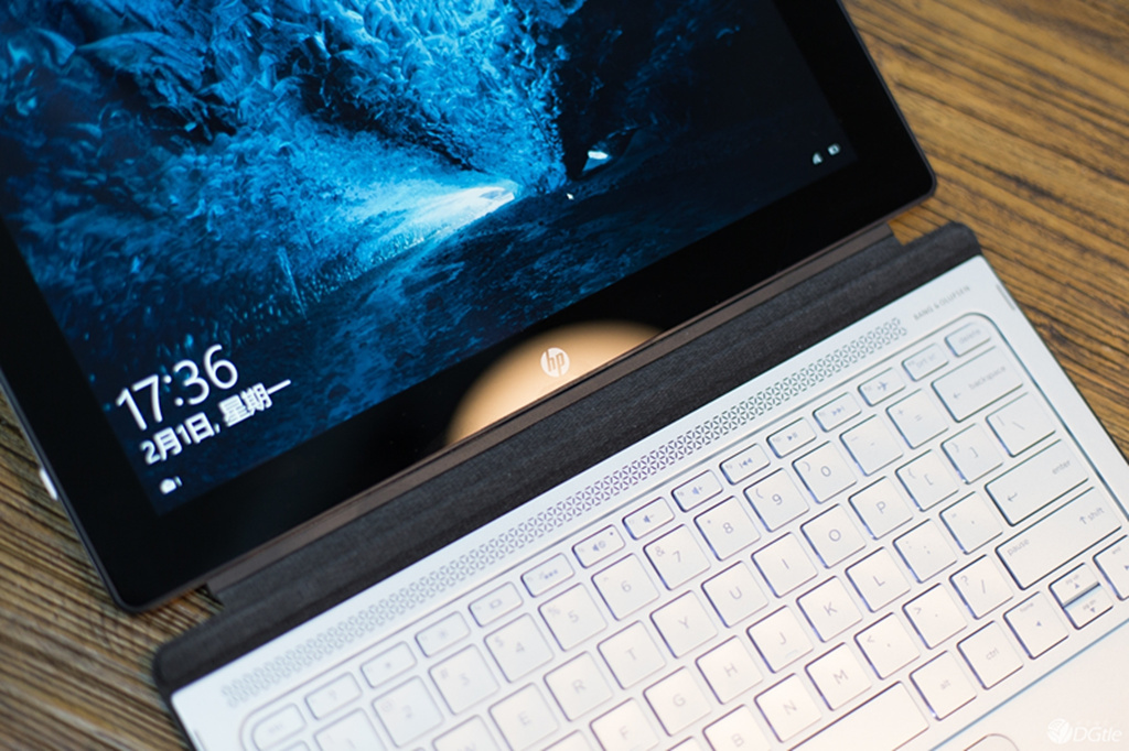 NO.7惠普Spectre X2 Touch
惠普的Spectre X2 Touch和微软的Surface Pro十分类似，对于那些喜欢平板电脑但又想提高办公效率的用户来说，惠普的这款笔记本值得考虑。和微软的Surface相比，这款惠普的二合一笔记本价格会低一点，键盘盖无需单独购买。
