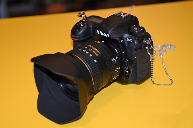 NO.5最佳发烧级DSLR相机：尼康D500
尼康D500搭载153点自动对焦系统和Expeed 5图像处理器，连拍速度达到10张/秒，最高ISO 可达1640000，另外还配备触摸屏。D500是首款搭载尼康SnapBridge共享软件的相机。
