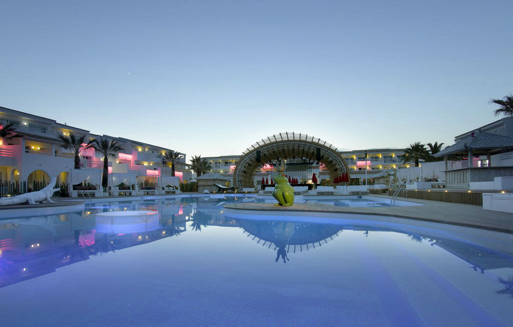 	乌斯怀亚伊维萨海滩酒店（Ushuaïa Ibiza Beach Hotel）为于西班牙东南方的伊维萨岛（Eivissa），是一间仅接待成人的五星级酒店。这座岛可是有着“夜店岛”之称的不夜城，派对是24小时不停地开，来这里的人们只需要负责狂欢。
官方网址：//www.ushuaiabeachhotel.com/en/
